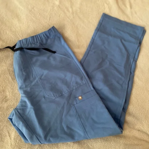 Figs men’s Cairo light blue cargo NWT scrub pants
