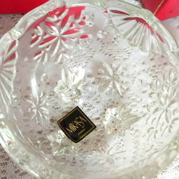 Mikasa Snowflake Candleholder in box. Etched heavy glass