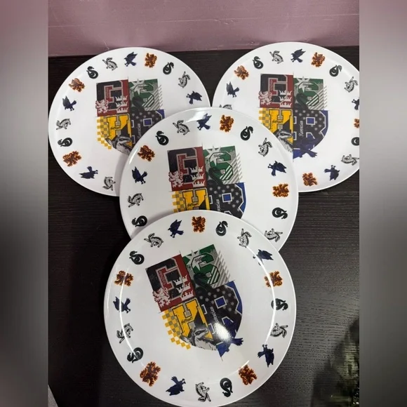 Harry Potter Hogwarts Crest Melamine 10 inch Dining Plates Set of 4