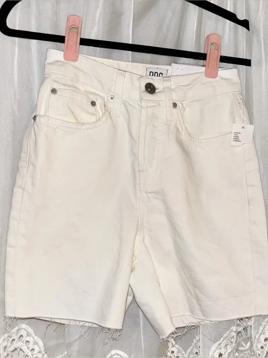 BDG Urban Outfitters 90s Long Inseam Denim Shorts | White | Size 24