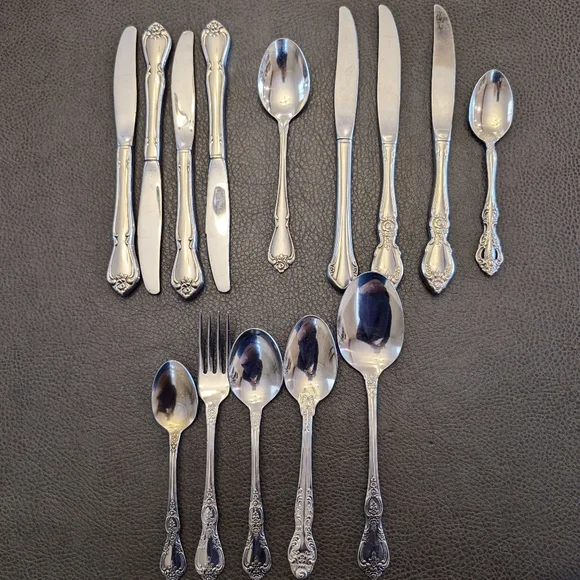 Oneida Stainless Set Of 14 Flatware Miscellaneous Cutlery