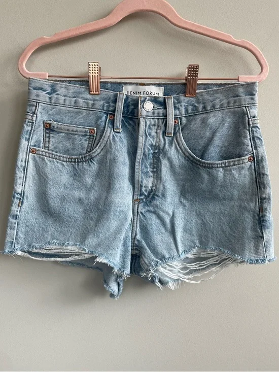 Aritzia Denim Forum The ‘90s Vintage Cut-Off Short 2” Light Wash Denim Shorts