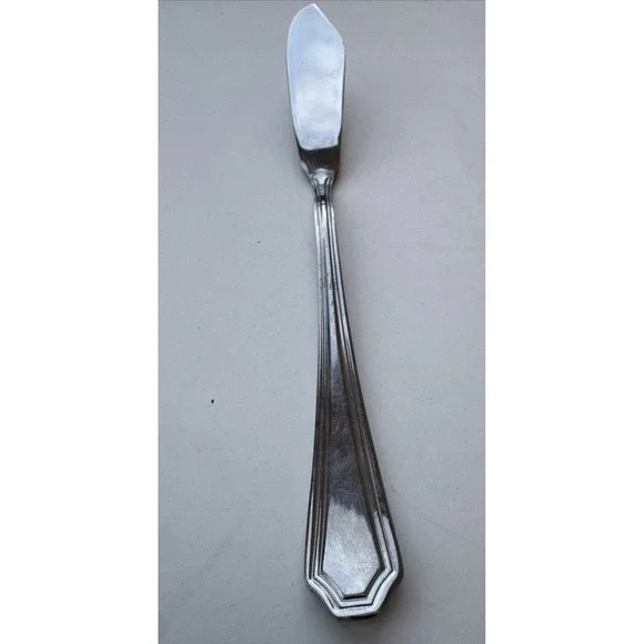 Wallace Arlington  Butter Knife 18/10 Stainless Flatware Outlined Edge Glossy