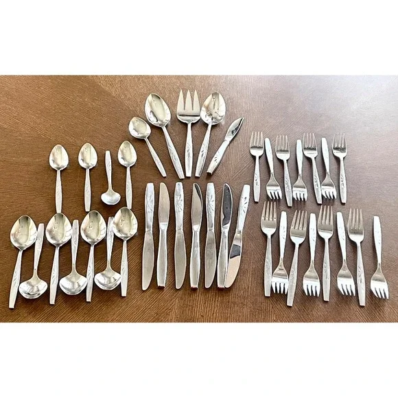 Oneida Heirloom Will O Wisps Stainless Flatware Set 38 Pc Cube Mark USA