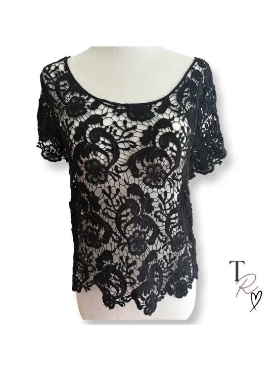 Black Boho Floral Lace Sheer Crochet Top Women’s Fits like a Petite Medium