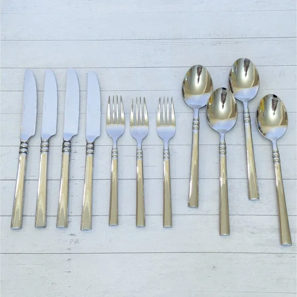 Oneida 18/10 Tortola 3 Salad Fork, 4 Soup Spoon, 4 Dinner Knives Mixed Lot of 11