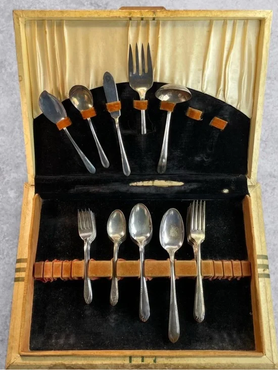 WM Rogers IS Silverplate Flatware Set 37 Pc w/ Case Vintage Dining Set