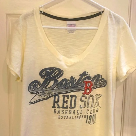NWOT V-neck Res Sox cream tee