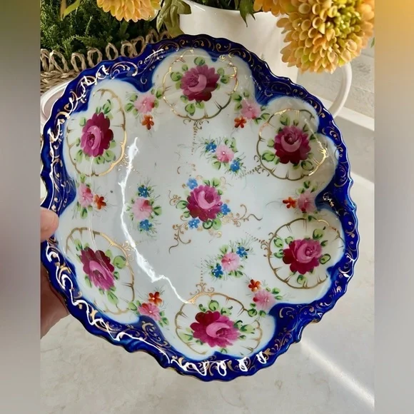 EXQUISITE, ANTIQUE, FINE PORCELAIN SERVING BOWL. COLORFUL HAND-PAINTED ROSES