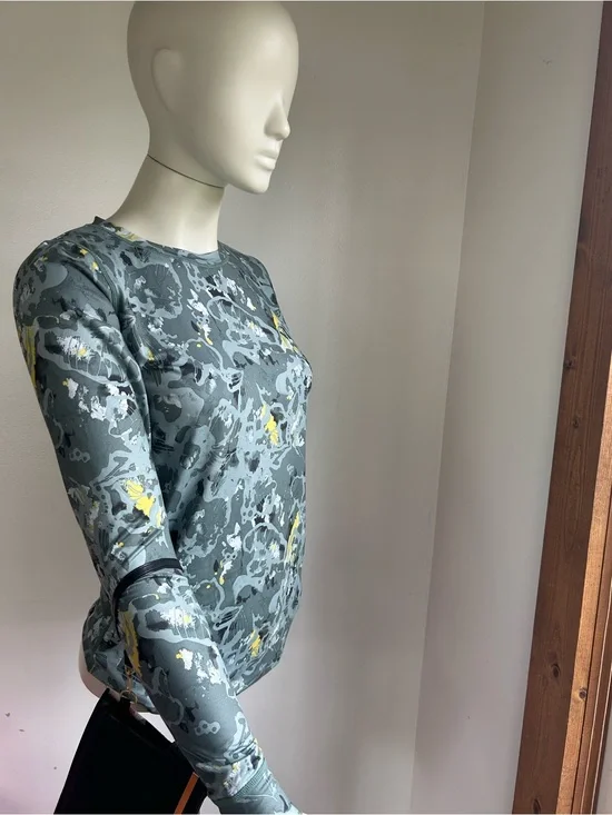 Kari traa s Long Sleeve Gray Camo Print Top with Yellow Accents new