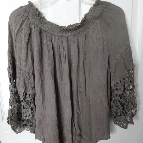 Studio West Apparel Size Small Petite w/Long Cape Sleeves Embroidered Trim