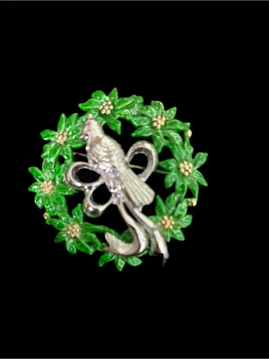 Silver tone EUC Bird on Green Wreath Pet Bird Decorative Brooch