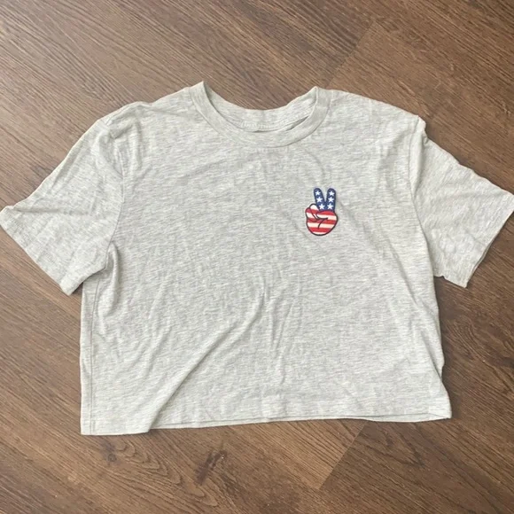 Aeropostale 80’s boxy cropped tee with peace sign patch size small