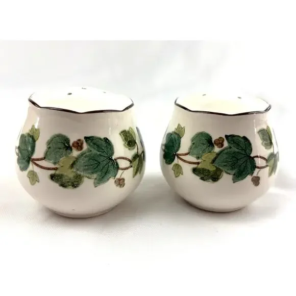 VTG‎ Green Ivy Plant Salt and Pepper Ceramic Shakers Japan Set