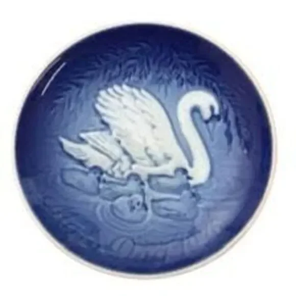 Bing & Grondahl 1976 Swans Mothers Day plate.