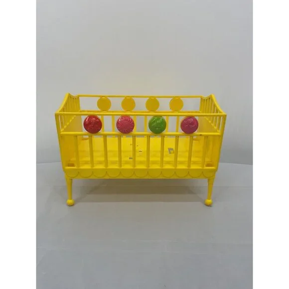 vintage 1960s Topper Deluxe Reading Suzy Cute doll crib