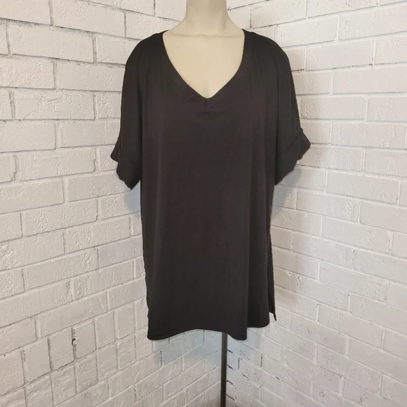 Zenana black V-neck top Zenana Plus Size Black V-Neck Short Sleeve Top Size 1xl
