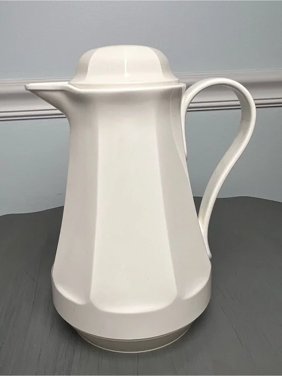Thermos!! Vintage 1982 thermal carafe. Perfect condition. Coffee-tea lovers.