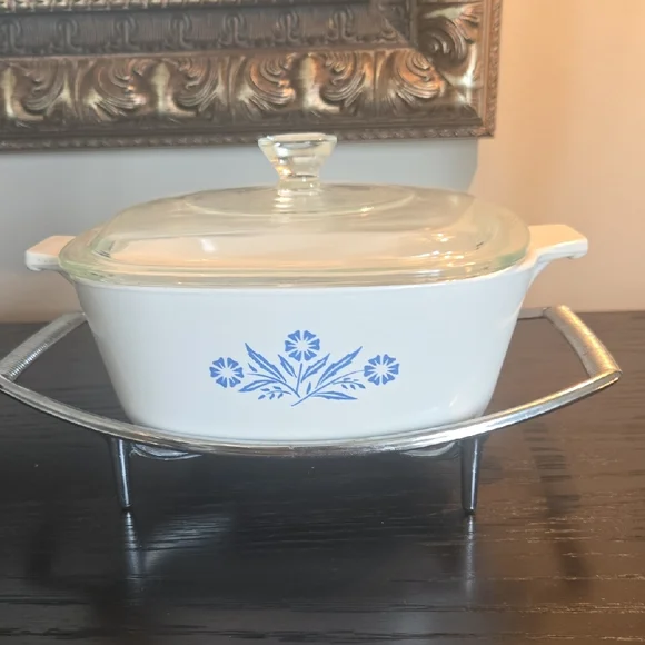 Corningware Cornflower 1.5 Qt Casserole Dish with Trivet