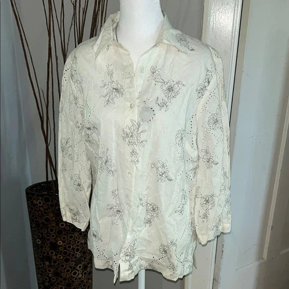 Sag harbor Floral Embroidered Cream Women's Top
