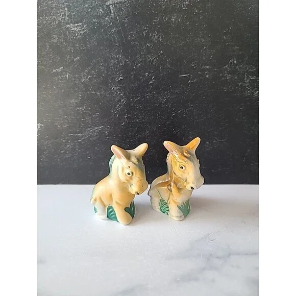 Donkey Salt And Pepper Shakers Souvenir Of Pipestone Minnesota Vintage, READ