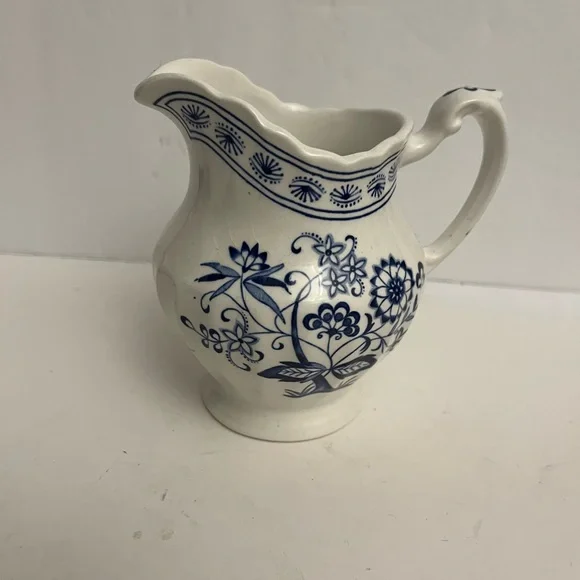 VINTAGE BLUE NORDIC J & G MEAKIN ENGLAND CLASSIC WHITE CREAMER PITCHER