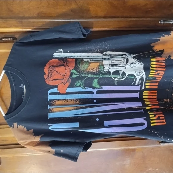 Guns N'‎ Roses Short Sleeve Tee with Bold Graphic Design
