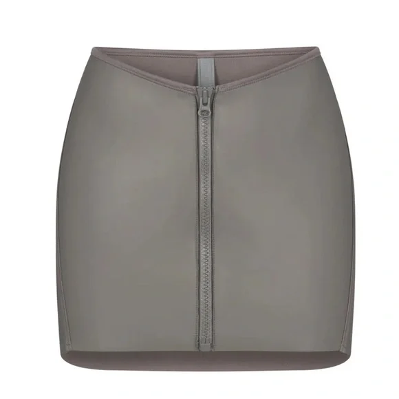 SKIMS ❤️‍🔥 GREY RUBBERIZED SWIM SKIRT NWT SIZE MEDIUM