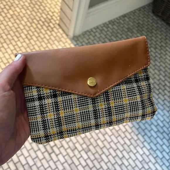 Ipsy glam bag with 5 mystery items cosmetics new