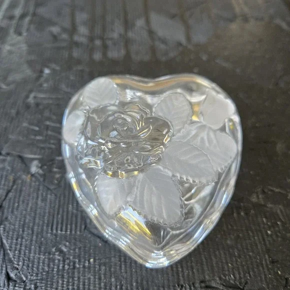 Vintage Heart shaped clear Glass Trinket Box Rose Flowers & Leaves Jewelry Catch