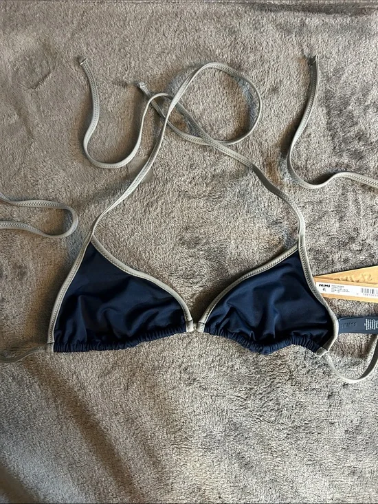 SKIMS-Signature Swim TRIANGLE BIKINI TOP (XS)