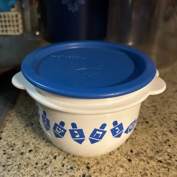 Tupperware 2513 White Hanukkah Dreidel 26 oz Bowl w/2423 One Touch Blue Lid