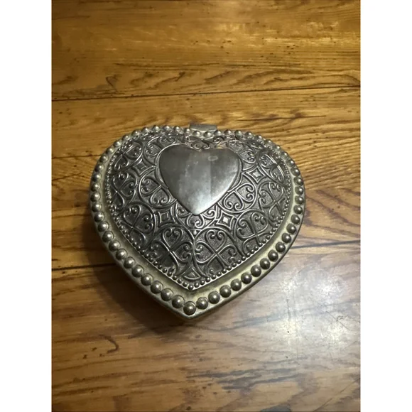 Vtg Lg Silver Plated Ornate Heart Shaped Velvet Lined Jewelry/Trinket￼ Box ￼￼ ￼