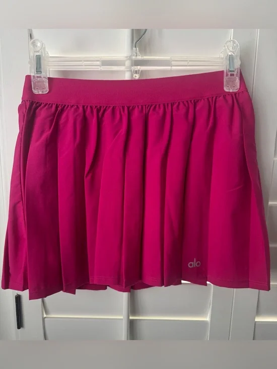 Alo Varsity Pleated Tennis Skirt in Magenta Crush size XS