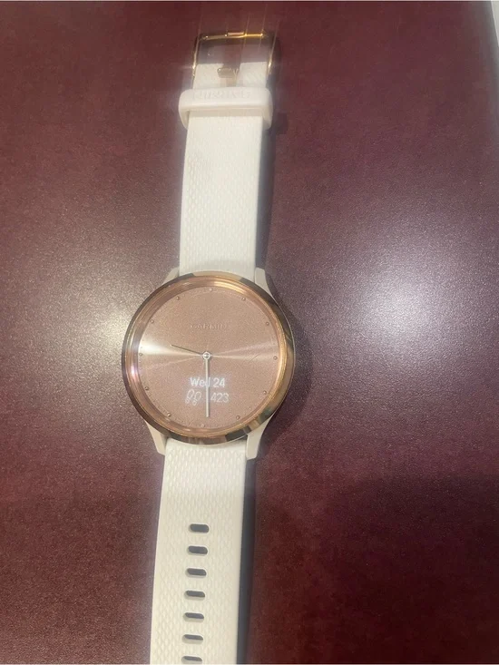garmin hybrid smartwatch in white and rose gold