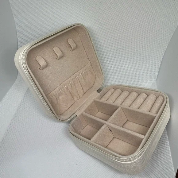 Chic‎ Cream Jewelry Storage Case