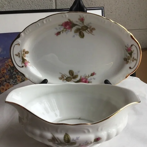Royal ROSE TRAY WITH‎ GRAVY BOAT