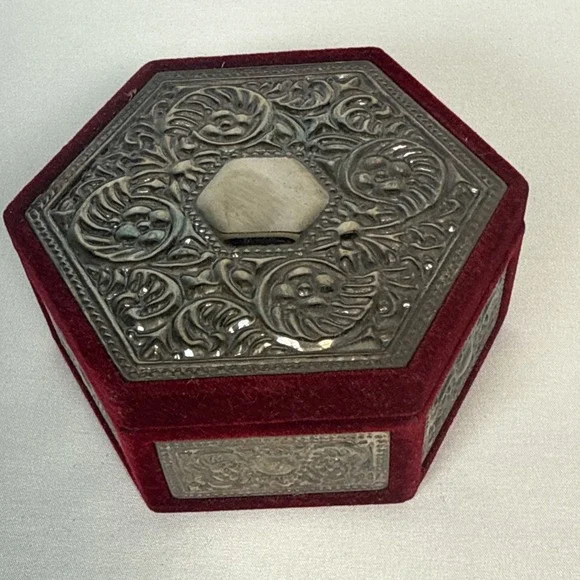 Vintage Red Velvet Embossed Silver Plated Hexagon Jewelry Trinket Box‎ 4