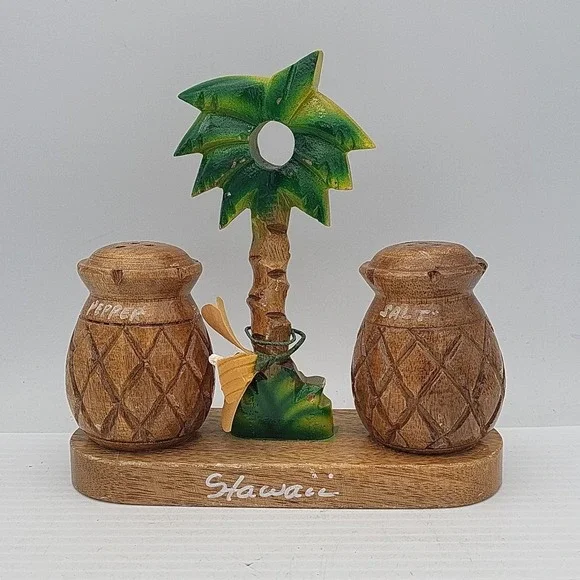 Vintage Hawaiian Themed Wooden Palm Tree Salt &‎ Pepper Shakers