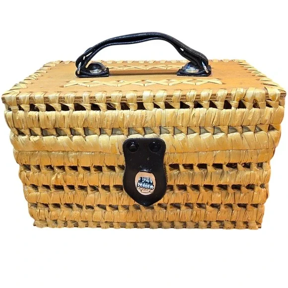 RARE! Vintage‎ Wicker Woven Make-up Cosmetic Case Excellent Condition!