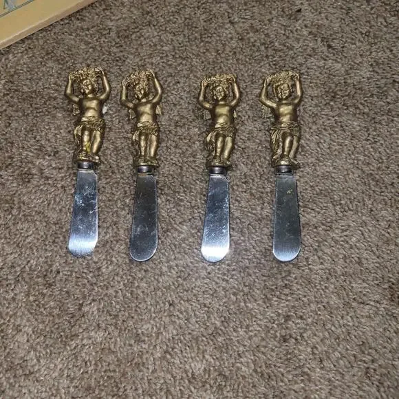 VINTAGE BOSTON WAREHOUSE SPREADER KNIVES GOLDEN CHERUBS BUTTER CHEESE SPREAD‎