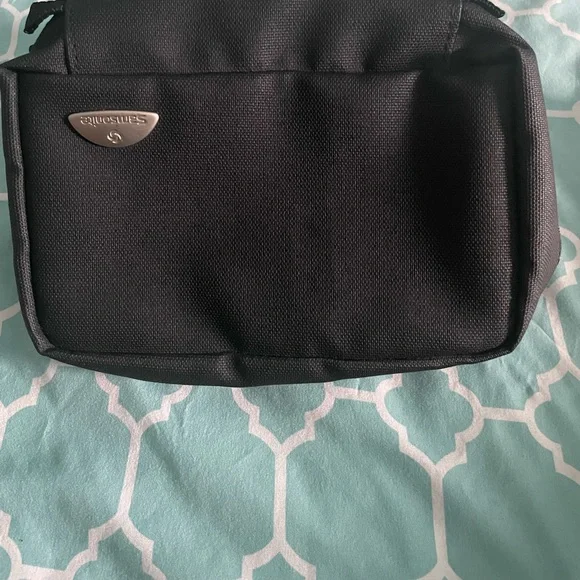 Small Samsonite Zippered Travel Bag