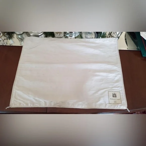 NWT WILTON COURT SET OF 4  100% silk PLACEMATS CRYSTAL CORNER TRIM IVORY 19