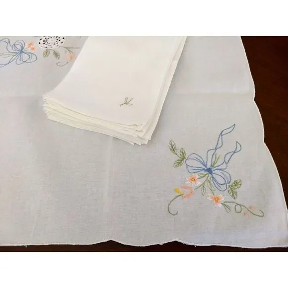 VTG Embroidered White‎ Linen Floral Teacloth TABLECLOTH & 8 NAPKINS Scallop Edge