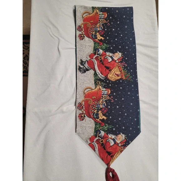 Christmas‎ Table Runner Santa Sleigh Gifts Trees Winter Snow Tassels 68 X 13in