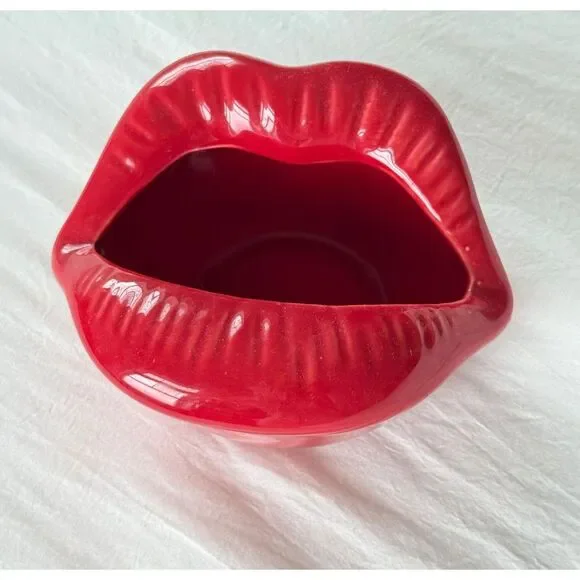 Red Ceramic Lips Bowl – Glossy Sculptural Kiss Mouth Trinket Dish Pop Art