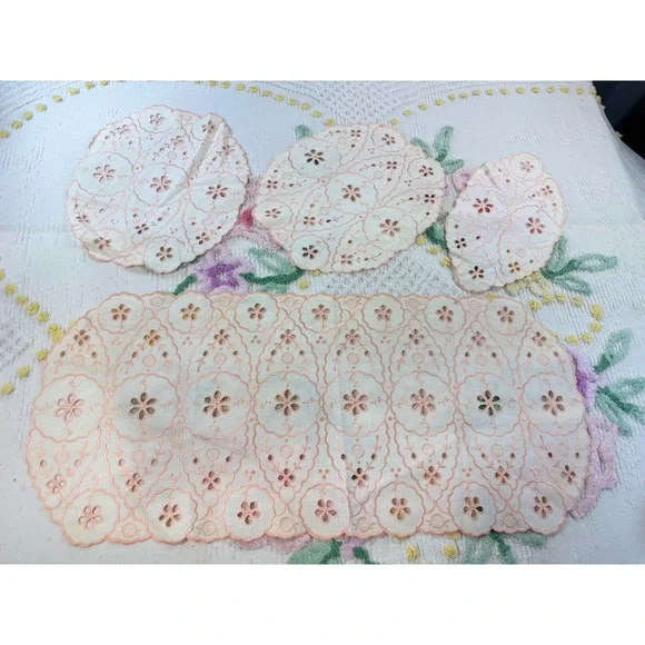 Vintage 4pc Eyelet Embroidered Dresser Scarf Set Peach Cream Scalloped Doilies