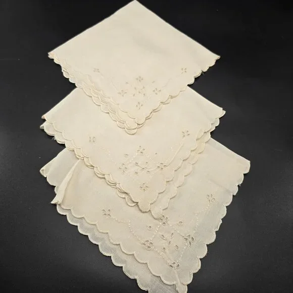 Vintage Cream Embroidered Linen Napkins With Scalloped Edges Set of 4 JJ3965