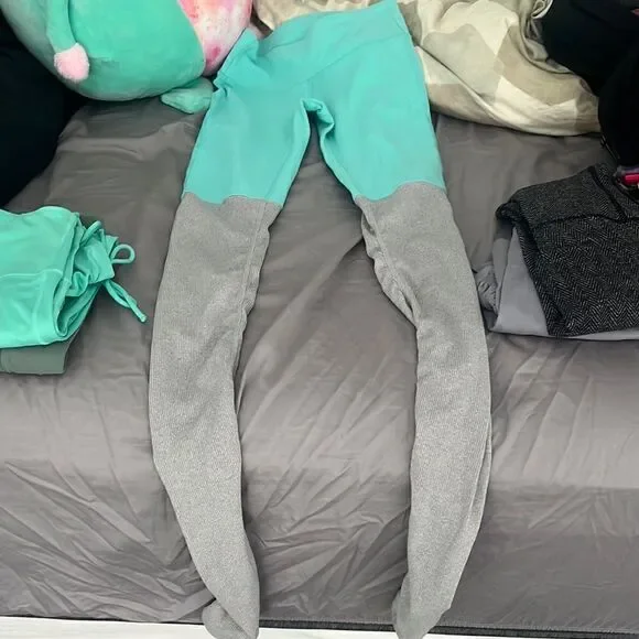 Alo Yoga seafoam green leggings with light gray ribbed leg warmer bottoms XS