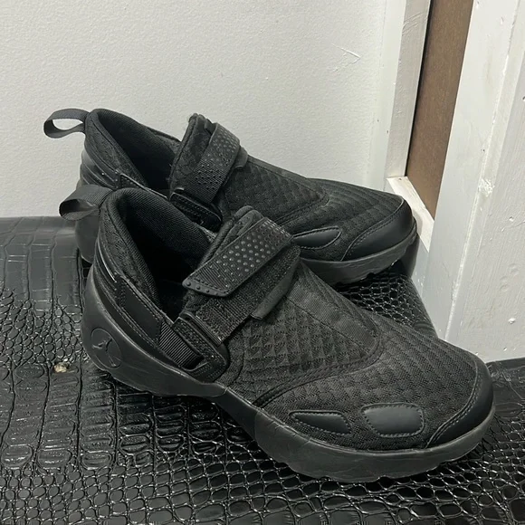 Jordan trunner size 8 1/2 black sneaker